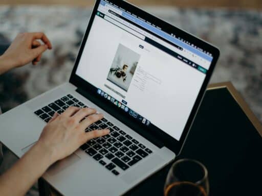 Wat het verschil is tussen builders en CMS